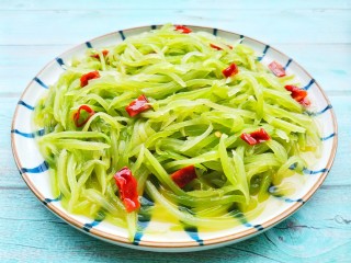 12、清炒莴笋丝,炒匀出锅。