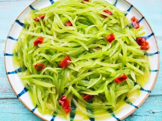 14、清炒莴笋丝,好吃到停不下来。