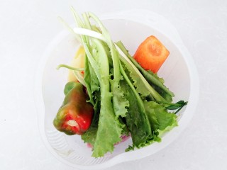 2、土豆酱肉丝卷饼,准备蔬菜：猪里脊肉，生菜，胡萝卜，辣椒，土豆，葱，姜全部清洗干净。