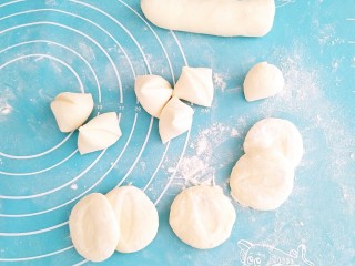 4、土豆酱肉丝卷饼,取出面团排气，分割成等份的剂子，比饺子剂子大一点就可以，按扁。