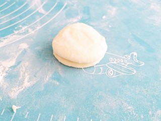 5、土豆酱肉丝卷饼,剂子上面刷上食用油，两个堆叠。