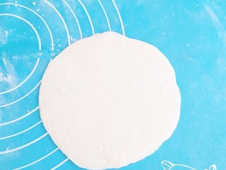 6、土豆酱肉丝卷饼,用擀面杖擀成薄饼，和饺子皮厚度差不多，稍厚一点也可以。