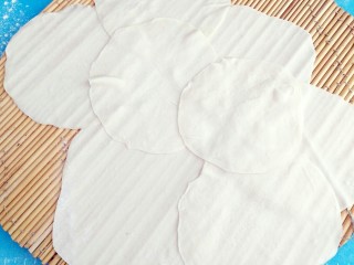 7、土豆酱肉丝卷饼,一次幹完一个大的面剂子。