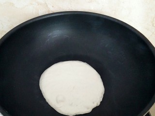 8、土豆酱肉丝卷饼,煎锅烧热，放入薄饼。