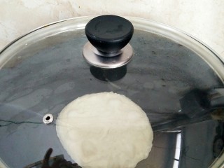 9、土豆酱肉丝卷饼,盖上锅盖，5秒钟后薄饼鼓起大泡，即可反面在烙另一面，烙一个饼共用时间10秒钟左右。
