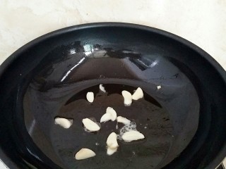 13、土豆酱肉丝卷饼,炒锅烧热放入蒜片炝锅。