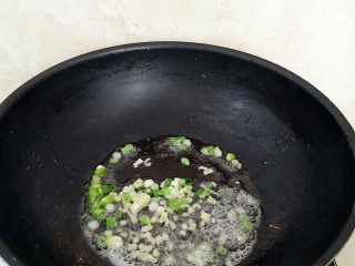 15、土豆酱肉丝卷饼,炒锅重新烧热，放入1勺油，放入葱，姜末炝锅出味。