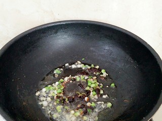 16、土豆酱肉丝卷饼,放入豆瓣酱炒出香味。