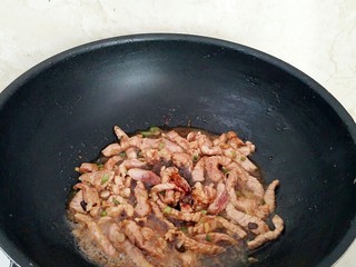 17、土豆酱肉丝卷饼,放入肉丝煸炒变色，放入生抽，蚝油，料酒，老抽，五香粉，砂糖翻炒。