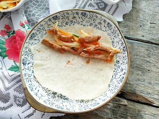 19、土豆酱肉丝卷饼,食材按口味随意搭配，卷起来即可，我的包入生菜，但是贪吃忘记拍照了。