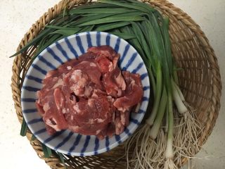 1、大蒜牛肉片,准备食材。