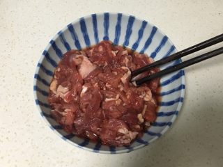 2、大蒜牛肉片,牛肉片加生抽、啤酒、胡椒粉搅拌均匀。