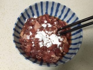 3、大蒜牛肉片,牛肉片再加玉米淀粉搅拌均匀腌制十分钟。