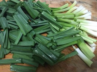 5、大蒜牛肉片,大蒜切成小段备用。