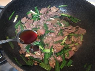 10、大蒜牛肉片,加入蚝油。