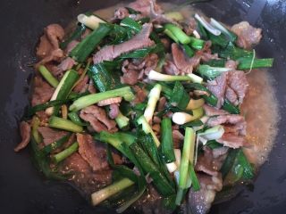 11、大蒜牛肉片,翻炒均匀出锅。