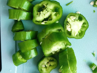 3、酱汁杏鲍菇,青辣椒切圈