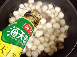 8、酱汁杏鲍菇,加入酱油和蚝油