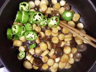 11、酱汁杏鲍菇,放入青辣椒