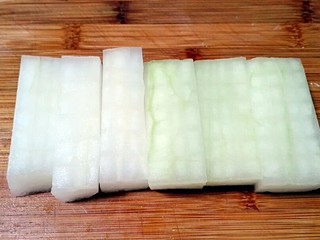 6、玫瑰腐乳冬瓜,切成长条，每条冬瓜在皮的一面用刀先竖着切再横着切数刀，不要切到底