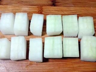 7、玫瑰腐乳冬瓜,每个长条当中切断