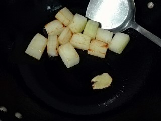 11、玫瑰腐乳冬瓜,姜片下锅煎