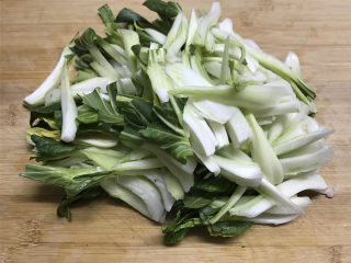 2、蘑菇炒菜梗,小藏菜梗去掉外面的老梗，清洗干净后切成条。