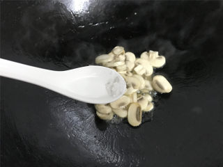 6、蘑菇炒菜梗,煸炒至蘑菇变软，加入少许盐炒匀.