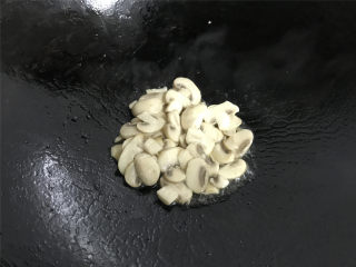 7、蘑菇炒菜梗,等有水出来后就可熄火盛出。