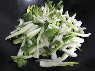 8、蘑菇炒菜梗,锅中倒入适量油，把藏菜梗放入锅中。