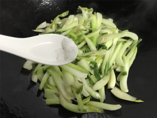 9、蘑菇炒菜梗,炒匀后加少许盐，煸炒至菜梗变软。