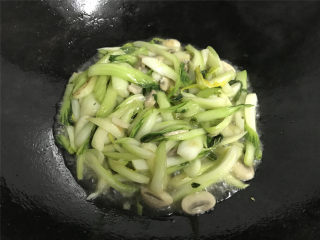 11、蘑菇炒菜梗,煮至菜梗变软入味就可以熄火，出锅了。