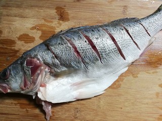 1、清蒸海鲈鱼,海鲈鱼刮去鱼鳞去掉鱼肠鱼鳃，清洗干净，用刀划切几刀