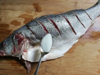 2、清蒸海鲈鱼,一小勺盐均匀涂抹鱼里外，腌制半小时