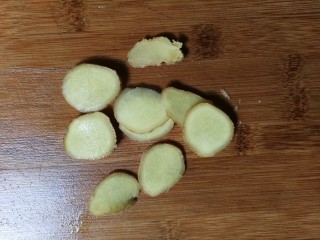 3、清蒸海鲈鱼,姜切片