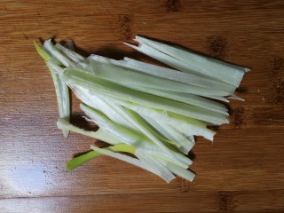 4、清蒸海鲈鱼,大葱切丝