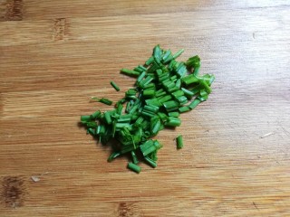 5、清蒸海鲈鱼,小葱洗净切成葱花