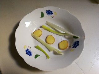 6、清蒸海鲈鱼,盘中放入大葱姜片