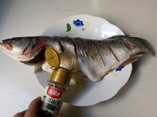 9、清蒸海鲈鱼,撒少许黑胡椒粉