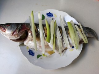 11、清蒸海鲈鱼,放上大葱