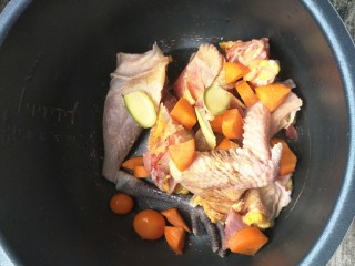 6、#秋季温补祛风,防感冒#老母鸡汤面条篇,加入胡萝卜,生姜