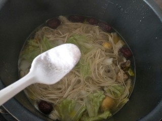 14、#秋季温补祛风,防感冒#老母鸡汤面条篇,加适量盐,煮3~4分钟即可出锅