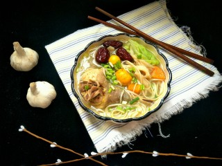 15、#秋季温补祛风,防感冒#老母鸡汤面条篇,撒上葱花即可