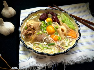 16、#秋季温补祛风,防感冒#老母鸡汤面条篇,养生又温补,秋季还可防感冒哟❤赶紧尝试吧