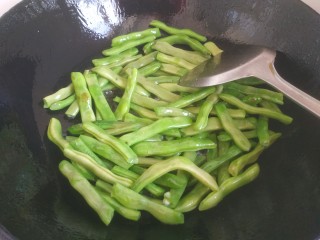 6、干煸芸豆,锅中放入适量植物油,烧热。放入芸豆翻炒