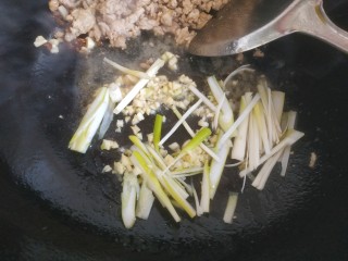 12、干煸芸豆,把肉馅铲到一边,爆香葱蒜
