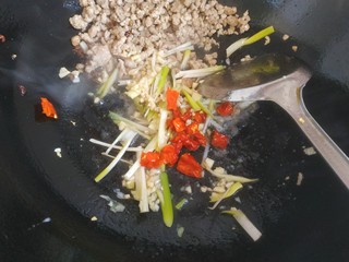 13、干煸芸豆,放入干红辣椒爆香