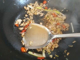 15、干煸芸豆,放入一勺料酒翻炒