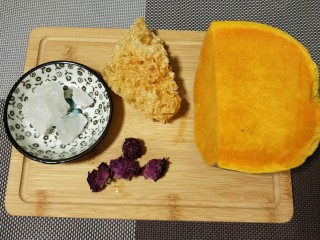 1、养生美颜甜品——玫瑰南瓜银耳露,准备好所需的食材，南瓜只切了一半的量