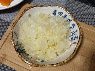 4、养生美颜甜品——玫瑰南瓜银耳露,泡好的银耳去蒂剪小块备用